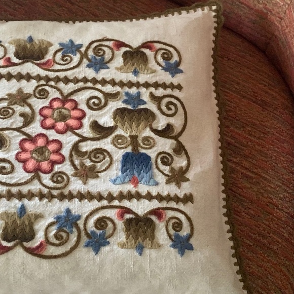 Pillow Oblong Richly Embroidered - Picture 2 of 9
